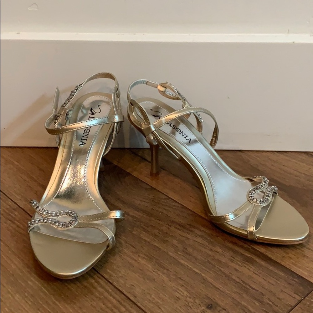 Lasonia gold sandals size 6, never worn